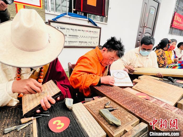 圖為2022年，聶榮縣當(dāng)木江鄉(xiāng)“鄉(xiāng)村振興那曲奮進(jìn)”活動(dòng)雕刻比賽現(xiàn)場(chǎng)。資料圖 那曲市“鄉(xiāng)村振興 那曲奮進(jìn)”活動(dòng)辦供圖