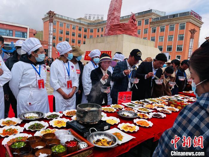 圖為2022年，班戈縣“鄉(xiāng)村振興那曲奮進(jìn)”廚藝大賽現(xiàn)場(chǎng)。資料圖 那曲市“鄉(xiāng)村振興 那曲奮進(jìn)”活動(dòng)辦供圖