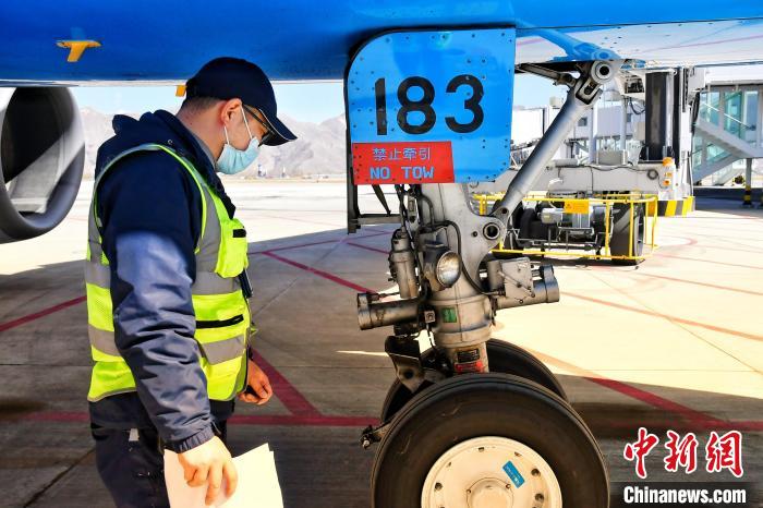 圖為機場工作人員進行相關檢查。　周航 攝