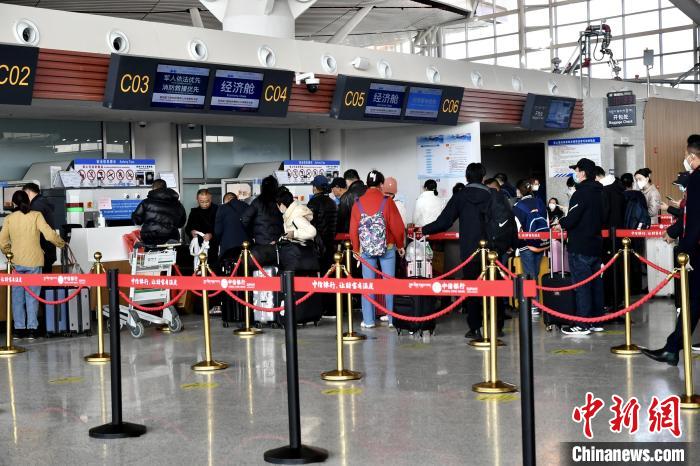 圖為旅客辦理登機手續。　周航 攝