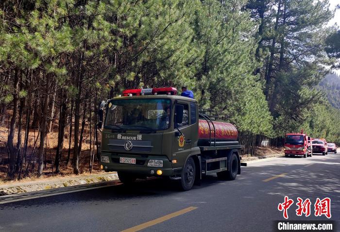 林芝市森林消防支隊(duì)米林中隊(duì)在米林縣一帶開(kāi)展灑水增濕作業(yè)?！≮w健宇 攝