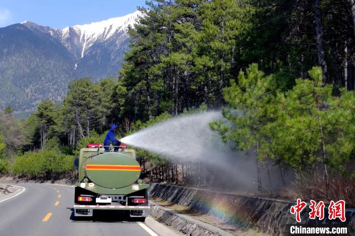 林芝市森林消防支隊(duì)米林中隊(duì)在米林縣一帶開(kāi)展灑水增濕作業(yè)?！≮w健宇 攝