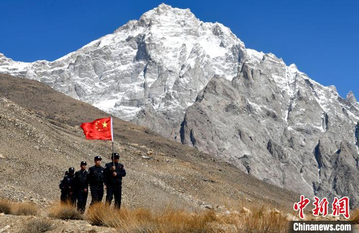 底雅邊境派出所民警夏永軍(右一)在巡邏中。　李林 攝