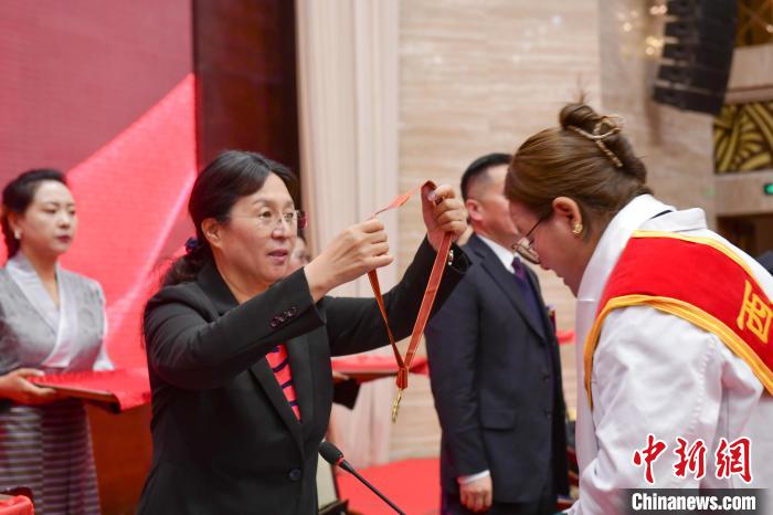 西藏舉辦“西藏十佳醫生、十佳護士”“西藏健康衛士”表彰大會