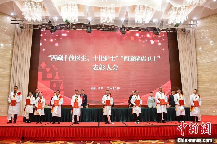 圖為10名醫生獲得