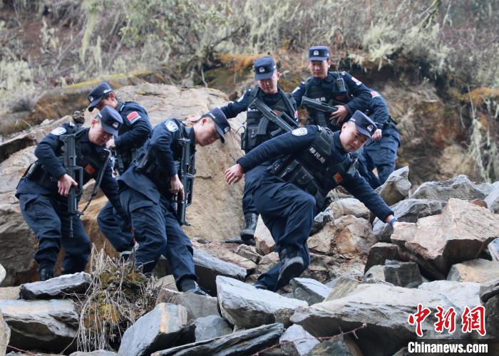 山南邊境管理支隊玉麥邊境派出所民警在邊境巡邏途中穿過亂石區。　鄭琦山 攝