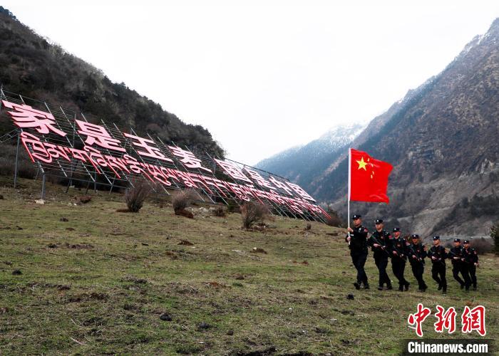 山南邊境管理支隊玉麥邊境派出所民警在轄區開展巡邏。　鄭琦山 攝