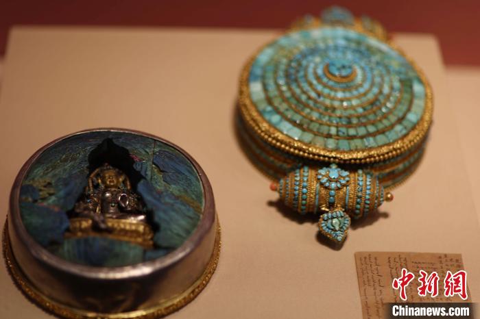 展廳現場的金嵌松石佛窩(故宮博物院藏) 盛佳鵬 攝