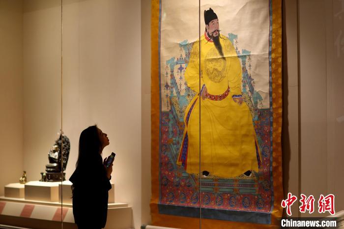 展廳現場的永樂帝畫像唐卡(布達拉宮藏) 盛佳鵬 攝