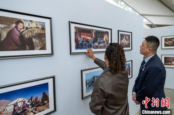 攝影師介紹自己的照片。 江飛波 攝