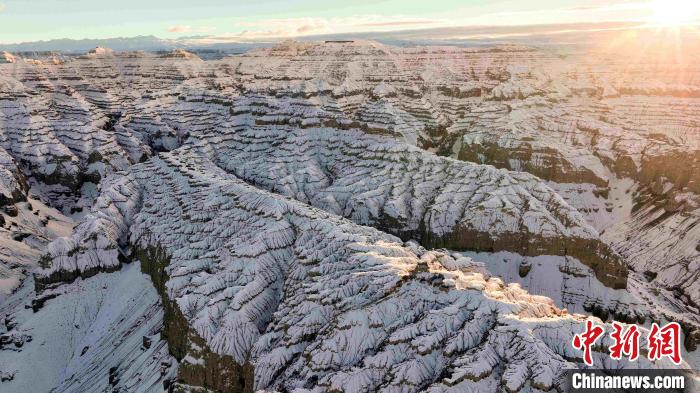 圖為參展攝影師拍攝的西藏阿里札達(dá)土林雪后風(fēng)光。 主辦方 供圖