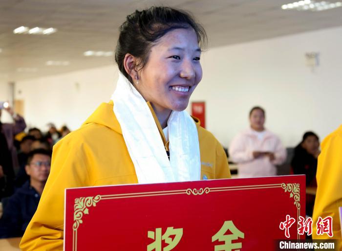 玉珍拉姆上臺領(lǐng)獎。　貢確 攝