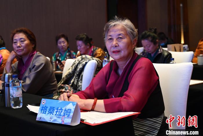 圖為西藏銀發(fā)旅游產(chǎn)品體驗(yàn)團(tuán)老年代表。 趙朗 攝