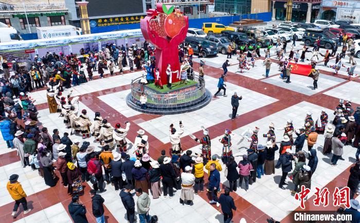 圖為“極地那曲 天際之旅”2023西藏那曲“中國旅游日”音樂美食嘉年華活動現場。　那曲市文化和旅游局供圖