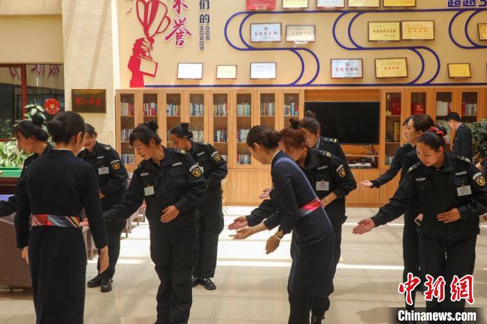 日喀則火車站客運人員學習服務禮儀。　斗山得 攝