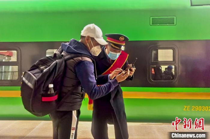 圖為日喀則火車站工作人員服務乘客。　斗山得 攝