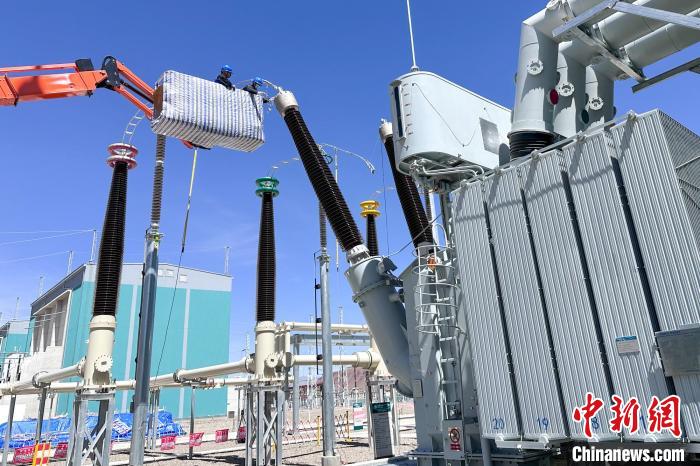國網西藏電力組織檢修人員對設備進行全面體檢。　國網西藏電力有限公司 供圖