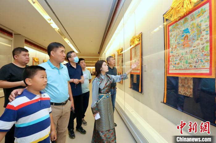 “藏韻瑰寶”藏醫(yī)四部醫(yī)典唐卡珍品展現(xiàn)場。　劉俊蒼 攝