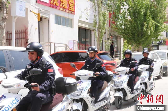 民警騎著電瓶車在轄區巡邏走訪。　黃創偉 攝