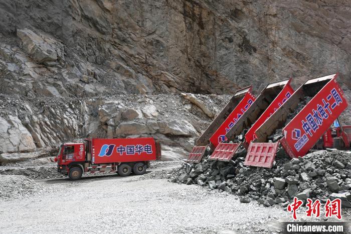 拉哇水電站正式啟動(dòng)大壩填筑?！∪A電金上公司 供圖