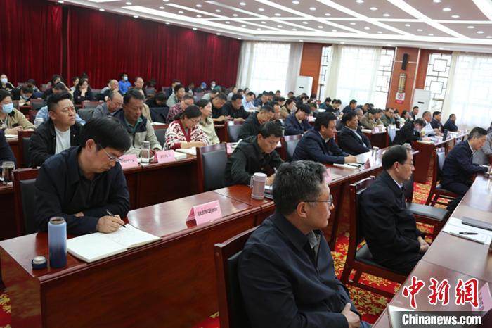 圖為專題黨課現(xiàn)場(chǎng)。　貢桑拉姆 攝