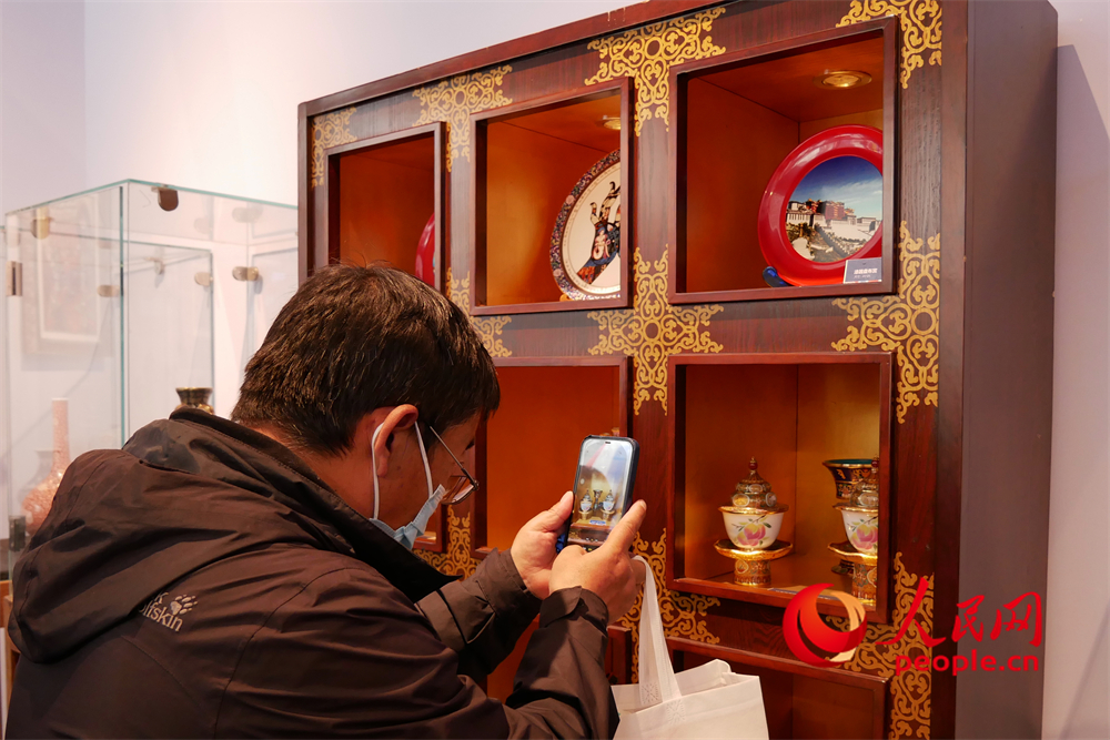 觀眾正在用手機(jī)拍攝展品。人民網(wǎng) 韋衍行攝