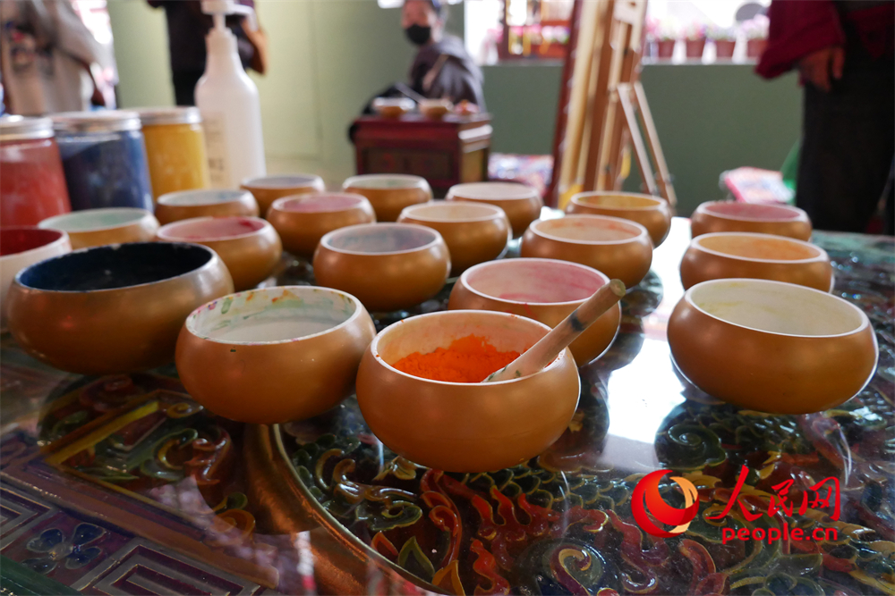 繪制唐卡所用的顏料。人民網(wǎng) 韋衍行攝