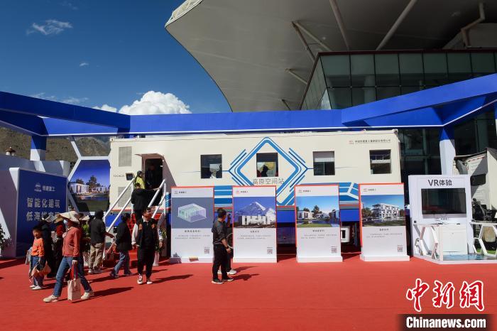 展覽現(xiàn)場(chǎng)，觀眾體驗(yàn)裝配式增壓增氧建筑。　湯葉 攝