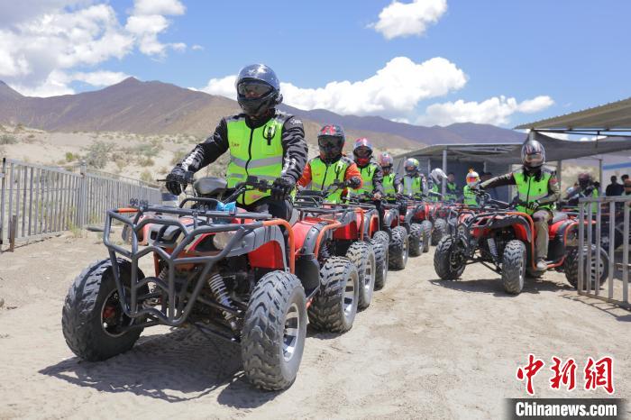 圖為比賽選手途經扎囊沙漠公園。　游牧地球供圖