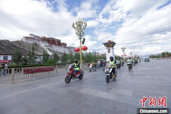 圖為比賽選手途經布達拉宮。　游牧地球供圖
