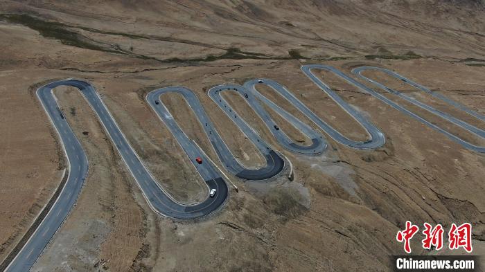 圖為騎手前往珠峰大本營途經108道拐?！∮文恋厍蚬﹫D