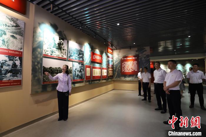 圖為西藏航空一行在臨沂市孟良崮戰役紀念館開展主題教育活動?！〗?攝