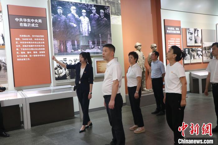 圖為西藏航空一行在臨沂市沂蒙革命紀念館開展主題教育活動?！〗?攝