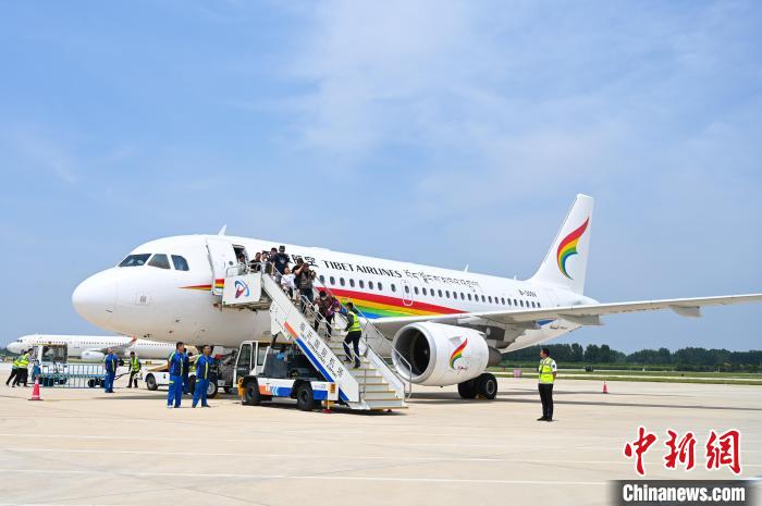 圖為旅客抵達機場。　趙朗 攝