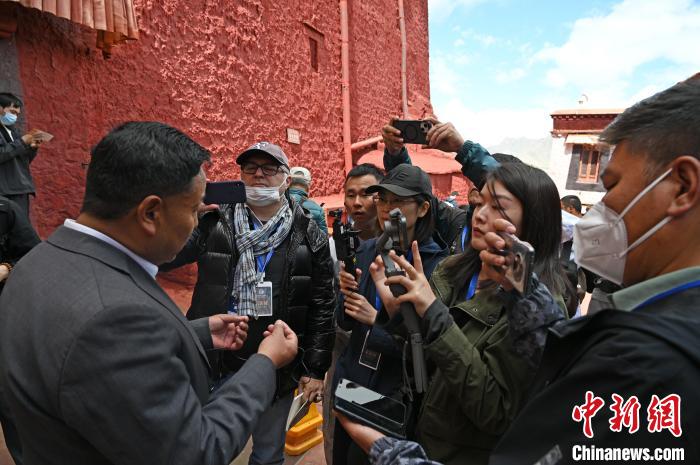 圖為中外媒體采訪布達拉宮管理處相關負責人?！≮w朗 攝