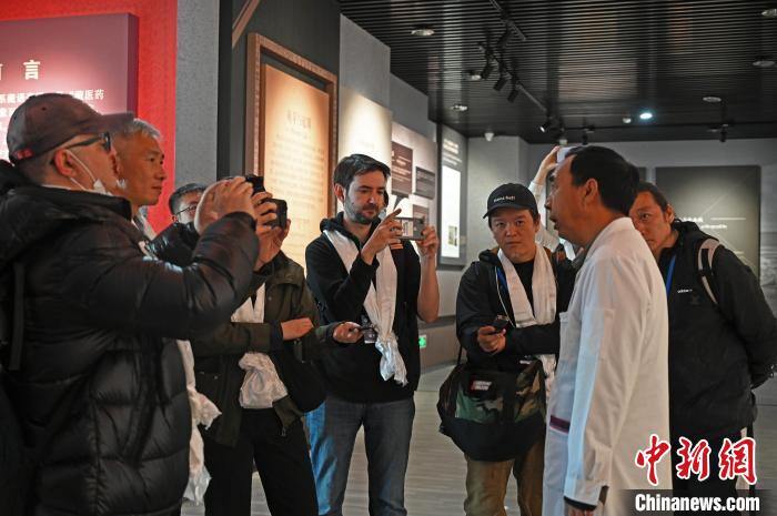 圖為中外媒體采訪西藏自治區藏醫院相關負責人?！≮w朗 攝