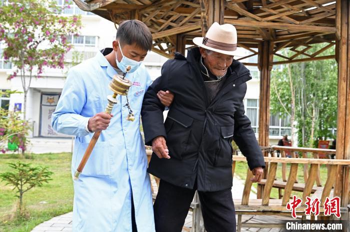 圖為曲松縣特困人員集中供養中心老人索朗歐珠?！≮w朗 攝