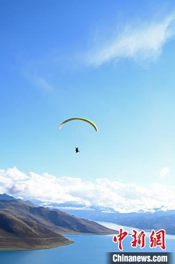 圖為在羊卓雍錯，游客體驗高空滑翔?！≮w朗 攝