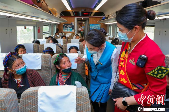 農牧民乘坐高原復興號動車組出行。　周悅翔 攝