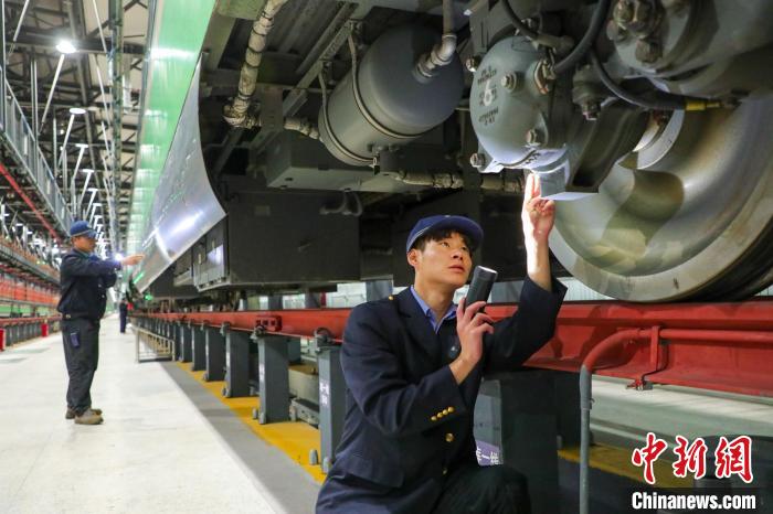 圖為工作人員檢查高原復興號。　周悅翔 攝