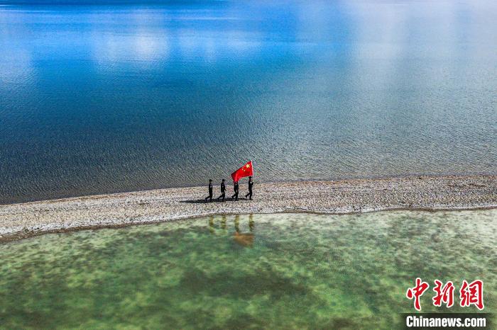 班公湖巡邏現場。　龍小鳳 攝