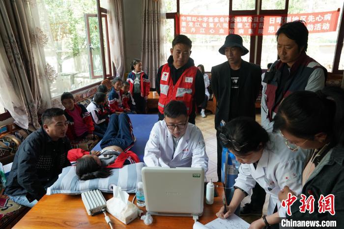 6月27日，西藏康馬縣少崗鄉中心小學的孩子參加先心病篩查。　蘇丹 攝