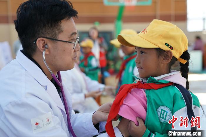 6月27日，西藏康馬縣南尼鄉中心小學的孩子參加先心病篩查。　蘇丹 攝