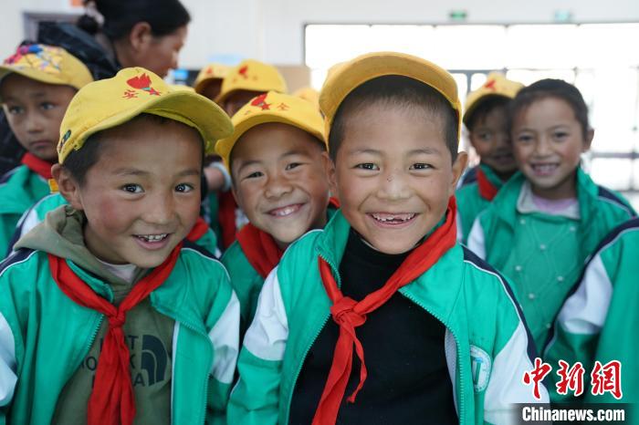 6月27日，西藏康馬縣南尼鄉中心小學的孩子參加先心病篩查。　蘇丹 攝