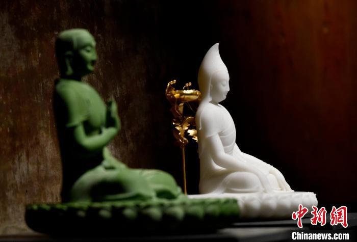圖為展覽中圍繞西藏歷史與傳統創作的雕塑作品。　李林 攝