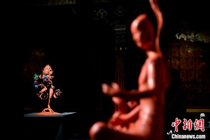 圖為展覽中圍繞西藏歷史與傳統創作的雕塑作品。　李林 攝