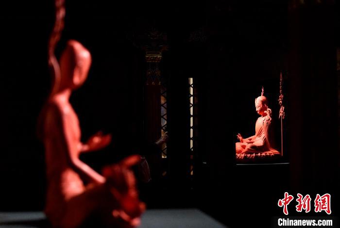 圖為展覽中圍繞西藏歷史與傳統創作的雕塑作品。　李林 攝