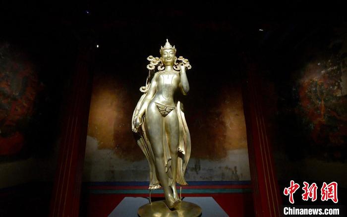 圖為展覽中圍繞西藏歷史與傳統創作的雕塑作品《八萬四千年》。　李林 攝