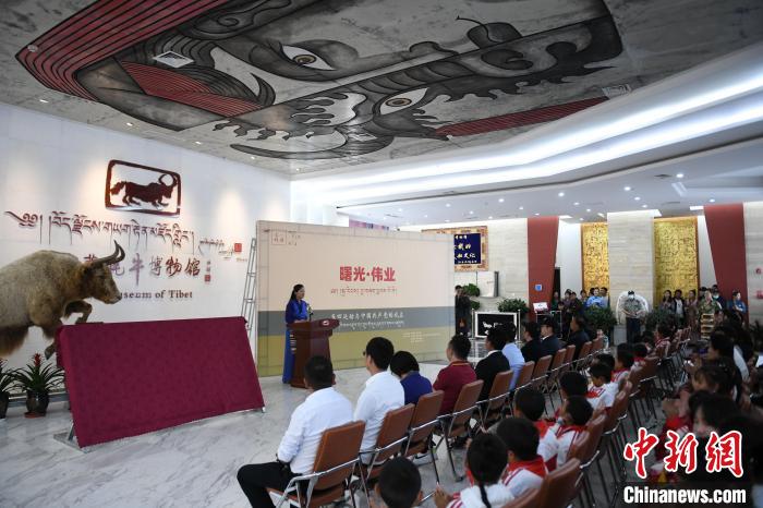 圖為《曙光·偉業(yè)——五四運(yùn)動(dòng)與中國(guó)共產(chǎn)黨的成立》“七一”特展開幕儀式現(xiàn)場(chǎng)。　貢嘎來松 攝