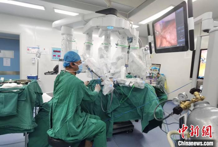 圖為援藏主任郝一昌協助進行達芬奇機器人手術。　西藏自治區人民醫院供圖